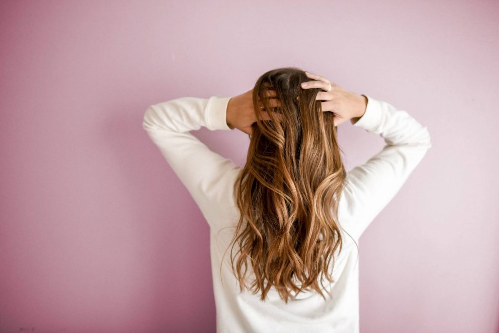 Bademovo ulje za kosu - slika ženske osobe koja masira kosu